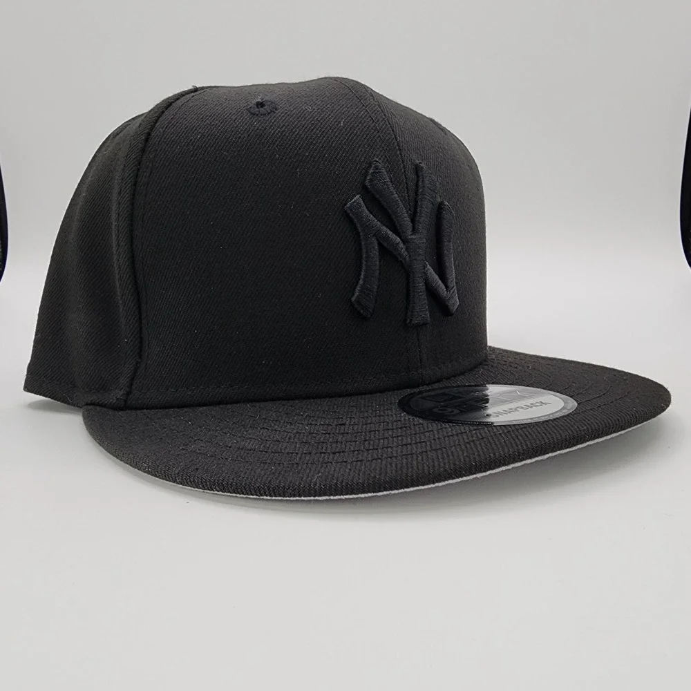 New‎ York Yankees Black on Black Hat New Era 9FIFTY Adjustable Snapback Cap NEW